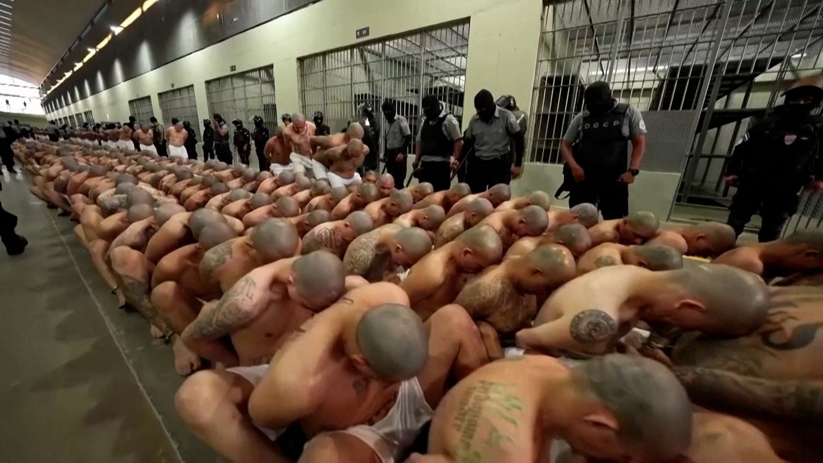 Do nové megavěznice dorazily první dva tisíce trestanců